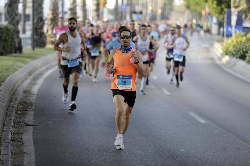 Unos 5.000 corredores participan en la novena edición de esta competición que este año tiene como novedad una prueba de 21 kilómetros