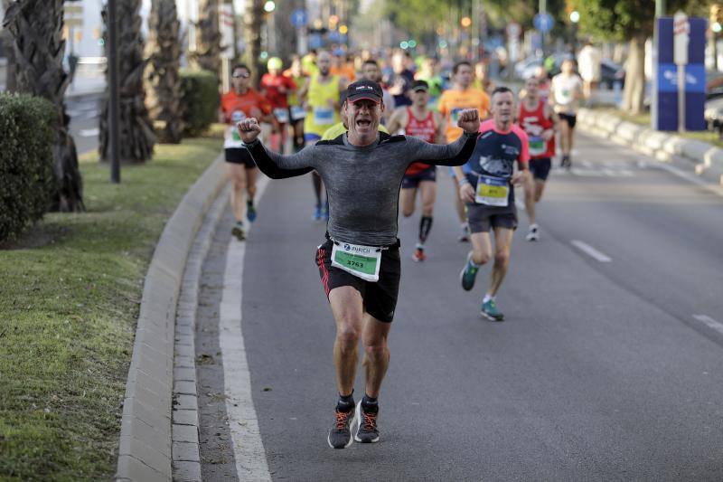 Unos 5.000 corredores participan en la novena edición de esta competición que este año tiene como novedad una prueba de 21 kilómetros