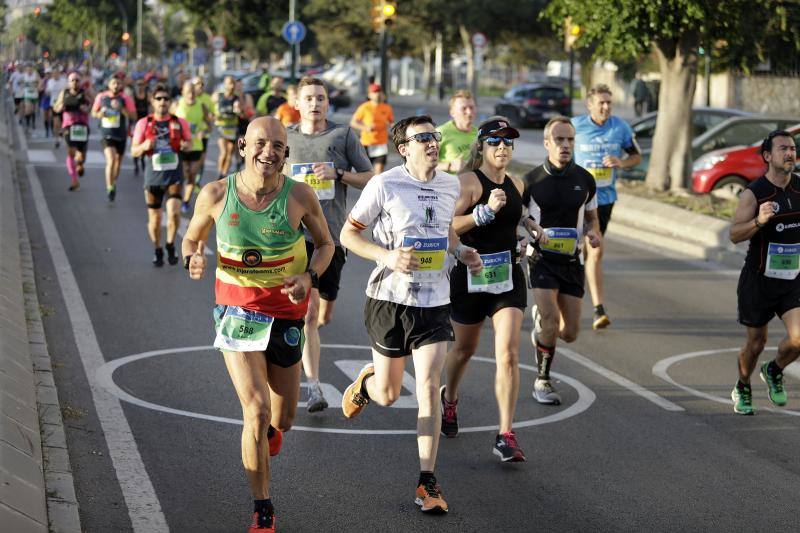 Unos 5.000 corredores participan en la novena edición de esta competición que este año tiene como novedad una prueba de 21 kilómetros