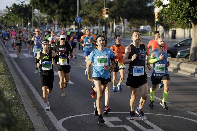 Unos 5.000 corredores participan en la novena edición de esta competición que este año tiene como novedad una prueba de 21 kilómetros