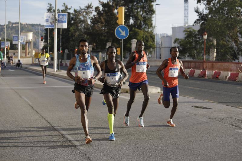 Unos 5.000 corredores participan en la novena edición de esta competición que este año tiene como novedad una prueba de 21 kilómetros