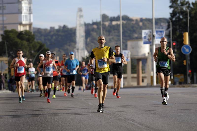 Unos 5.000 corredores participan en la novena edición de esta competición que este año tiene como novedad una prueba de 21 kilómetros