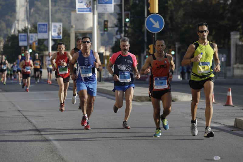 Unos 5.000 corredores participan en la novena edición de esta competición que este año tiene como novedad una prueba de 21 kilómetros