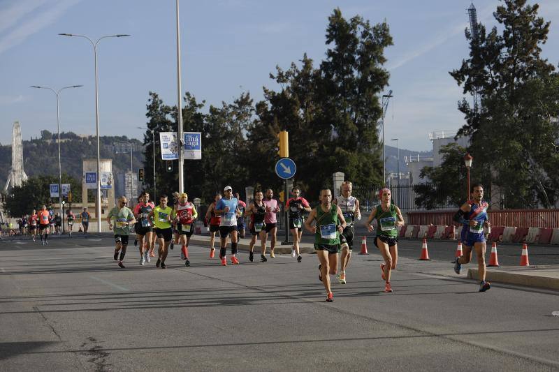 Unos 5.000 corredores participan en la novena edición de esta competición que este año tiene como novedad una prueba de 21 kilómetros