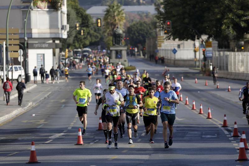 Unos 5.000 corredores participan en la novena edición de esta competición que este año tiene como novedad una prueba de 21 kilómetros