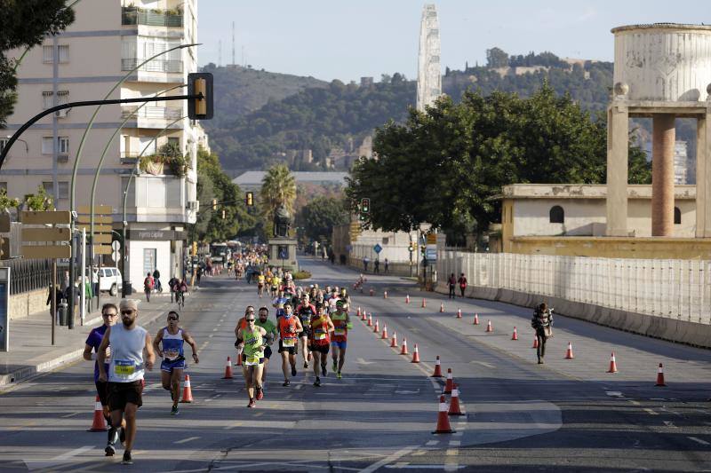 Unos 5.000 corredores participan en la novena edición de esta competición que este año tiene como novedad una prueba de 21 kilómetros