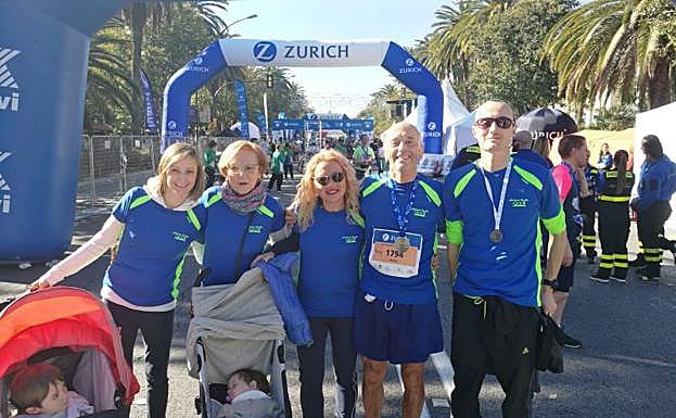 Antonio Grotto, el segundo por la derecha,