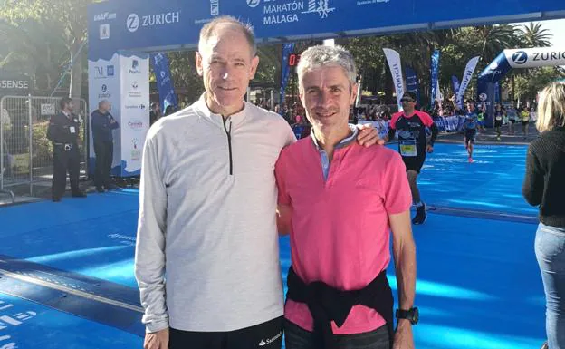 Abel Antón y Martín Fiz, padrinos del Zúrich Maratón de Málaga posan junto a la meta en el Paseo del Parque.
