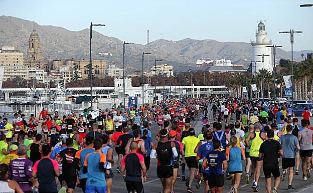 Imagen principal - Vista general de la carrera, en la zona de La Farola y con la catedral de fondo. El ganador masculino de la prueba, Lemi Dumecha, con el nuevo récord de la prueba.Alemu Meseret, ganadora femenina. 