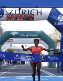 Imagen secundaria 2 - Vista general de la carrera, en la zona de La Farola y con la catedral de fondo. El ganador masculino de la prueba, Lemi Dumecha, con el nuevo récord de la prueba.Alemu Meseret, ganadora femenina. 