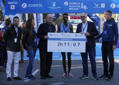 Imagen secundaria 1 - Vista general de la carrera, en la zona de La Farola y con la catedral de fondo. El ganador masculino de la prueba, Lemi Dumecha, con el nuevo récord de la prueba.Alemu Meseret, ganadora femenina. 