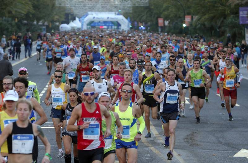 Unos 5.000 corredores participan en la novena edición de esta competición que este año tiene como novedad una prueba de 21 kilómetros