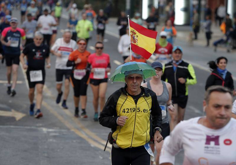 Unos 5.000 corredores participan en la novena edición de esta competición que este año tiene como novedad una prueba de 21 kilómetros