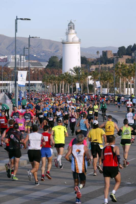 Unos 5.000 corredores participan en la novena edición de esta competición que este año tiene como novedad una prueba de 21 kilómetros