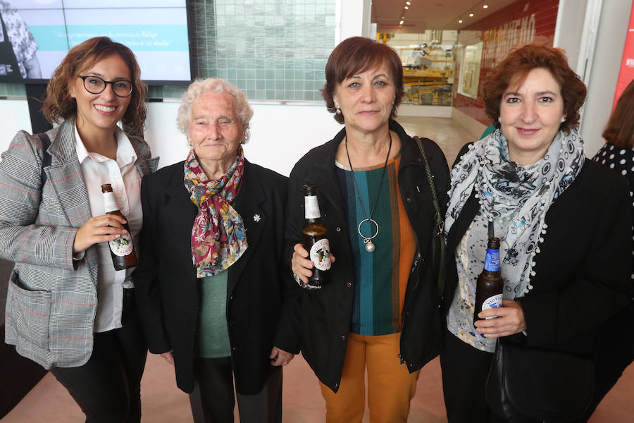 La Fábrica de Cerveza Victoria acoge la presentación del making of del libro ‘Málaga Cocina Emoción’. En la foto, Elena Cobos con representantes de la Fundación la Caixa.