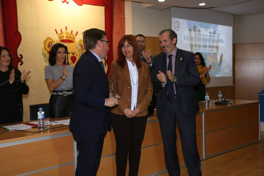 El Colegio de Abogados celebra el Día de Los Derechos Humanos y el aniversario de la Constitución. En la foto, José Aldecoa, Marina Puga y Francisco Javier Lara, en la entrega del premio Salvador Andrés Reina a la Fundación FMAEC.