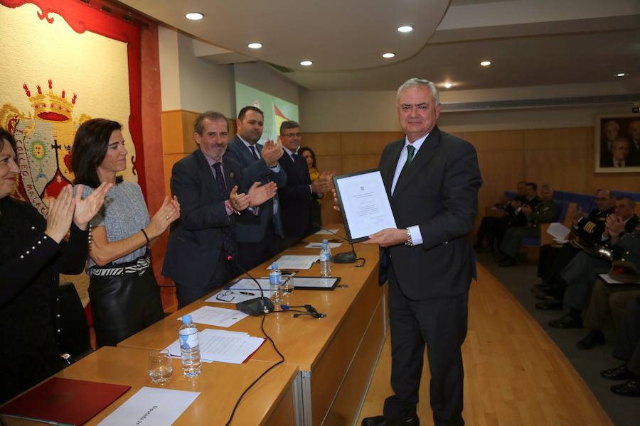 El Colegio de Abogados celebra el Día de Los Derechos Humanos y el aniversario de la Constitución. En la foto, Juan Carlos López Caballero recoge el reconocimiento al Ministerio Fiscal