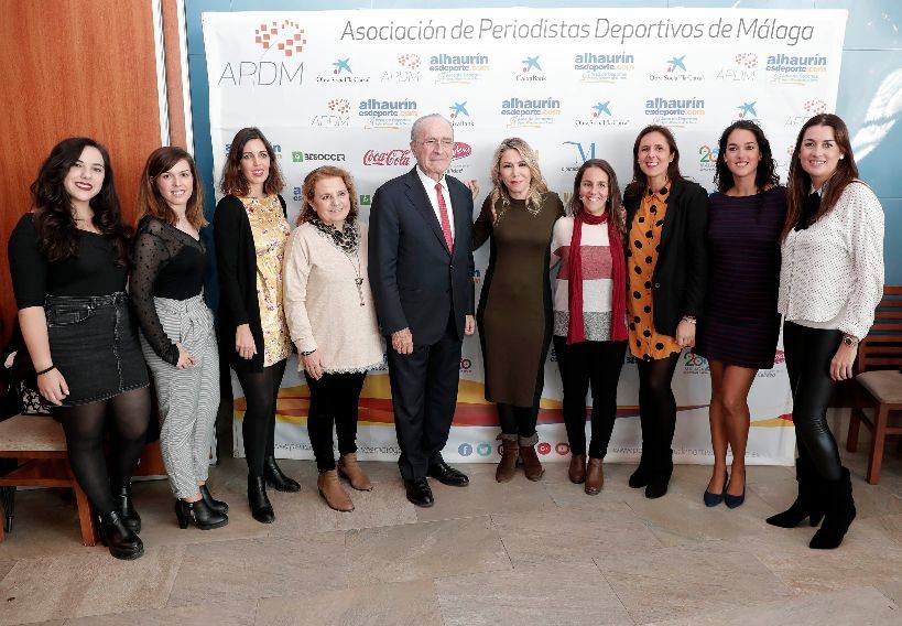 Francisco de la Torre, con las periodistas deportivas asistentes al acto. La Asociación de Periodistas Deportivos celebra la Navidad // Premio a la empresa malagueña In&Out