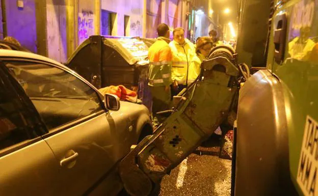 El camión recogía los residuos de los contenedores cuando ocurría el accidente. 