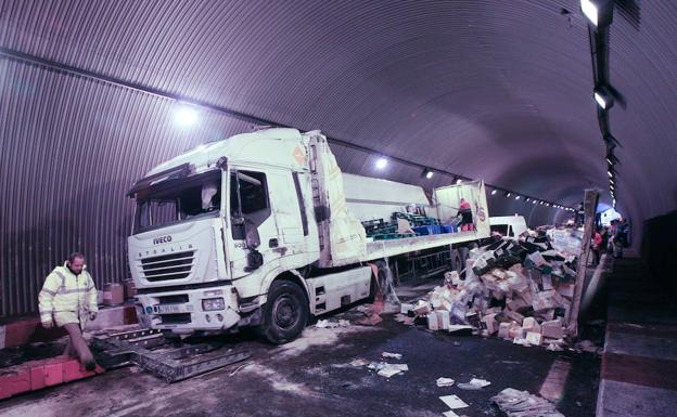 Imagen de archivo del accidente de un camión dentro de un túnel en la carretera de Las Pedrizas. 