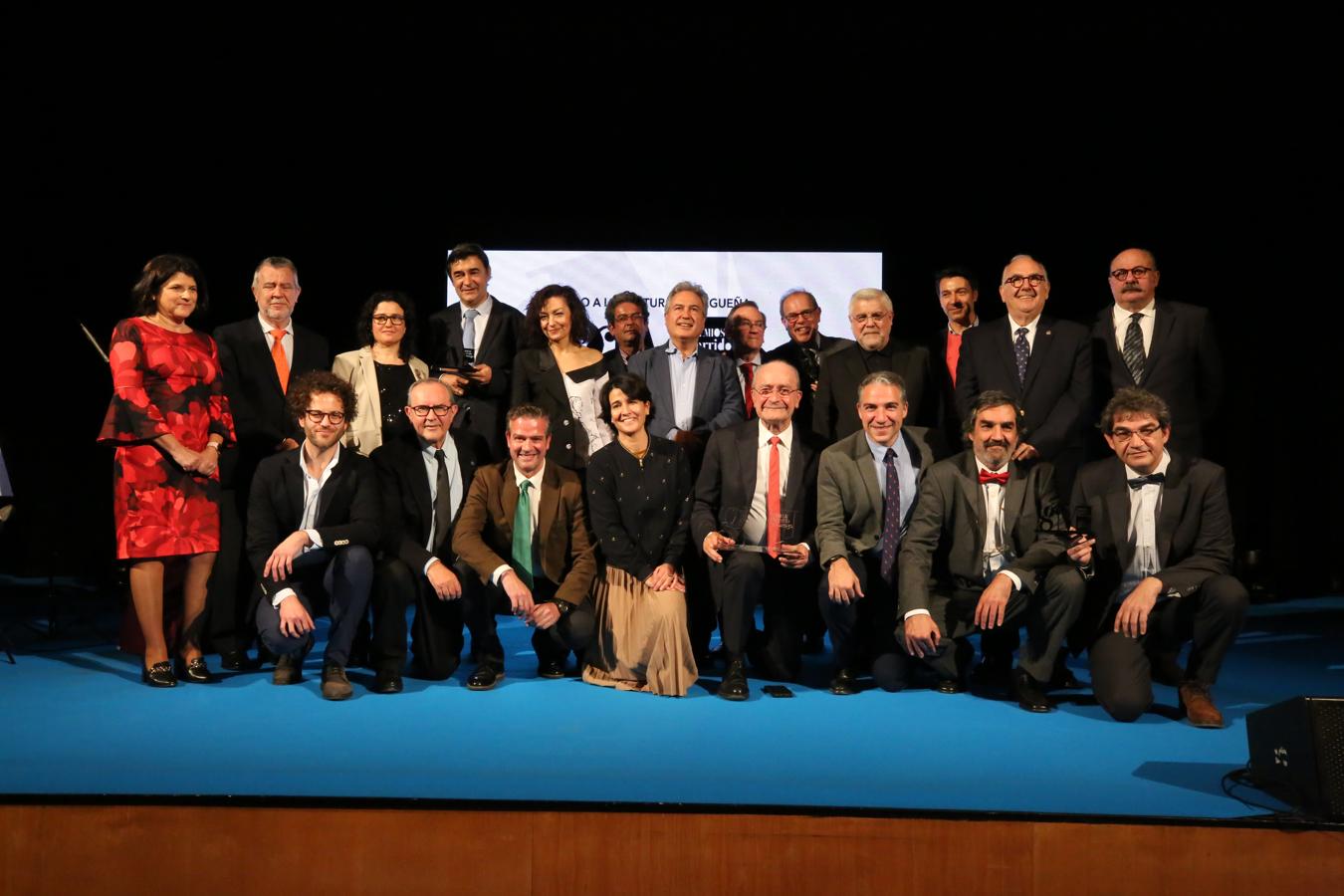 La Diputación rinde homenaje a Garrido Moraga con la entrega de sus galardones a la cultura malagueña. Foto de familia de todos los premiados con las autoridades, anoche tras la gala. 