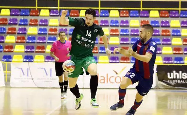 Luis Garcia (Uma) pelea un balón ante Cecilio (Levante )