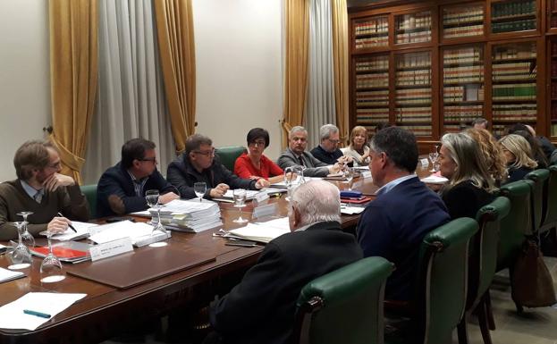 Imagen de la Junta Plenaria de la Fundación Cueva de Nerja, presidida por la subdelegada del Gobierno en Málaga, María Gámez.