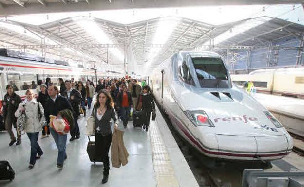 El objetivo último de Renfe con estos planes es reducir la edad media de unos 54 años de edad. 