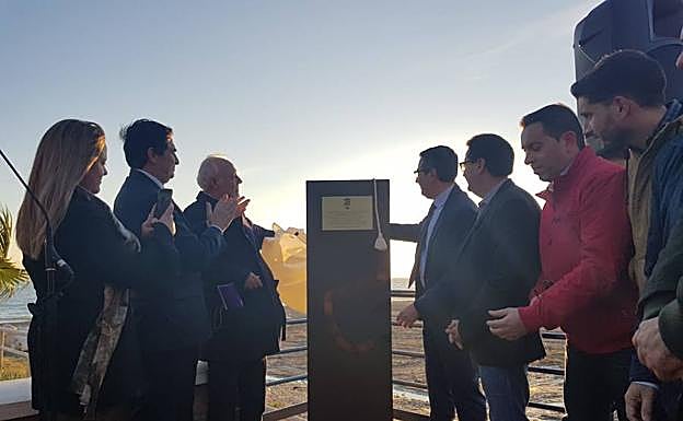 Acto de homenaje a los 37 marineros fallecidos hace 82 años, este miércoles en La Cala del Moral. 