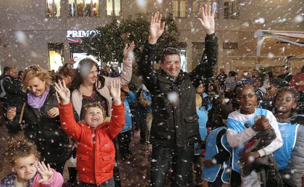 Los niños y adultos disfrutaron de la nieve durante toda la tarde. 