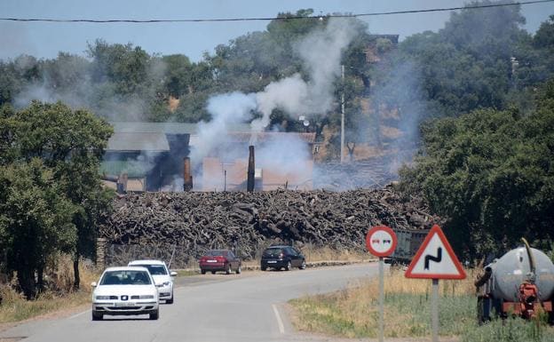 Columnas de humo a la entrada del pueblo.