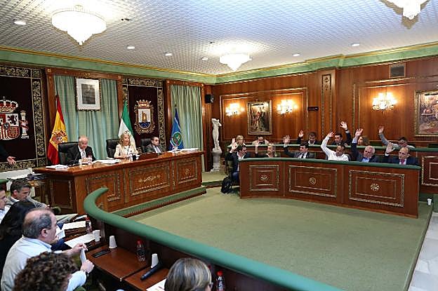 Momento de la votación sobre el transporte. :: josele-lanza