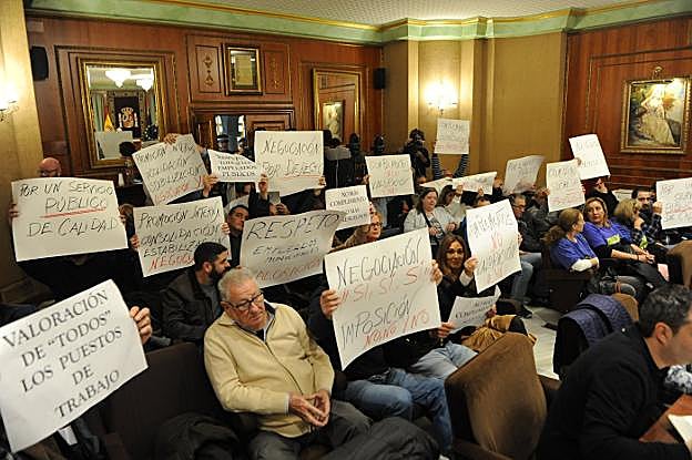 Protesta de los representantes sindicales de los trabajadores en el Salón de Plenos. 