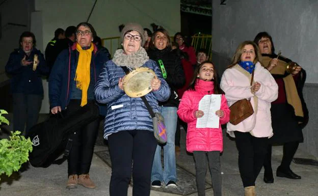 Los vecinos salen a cantar villancicos por las calles