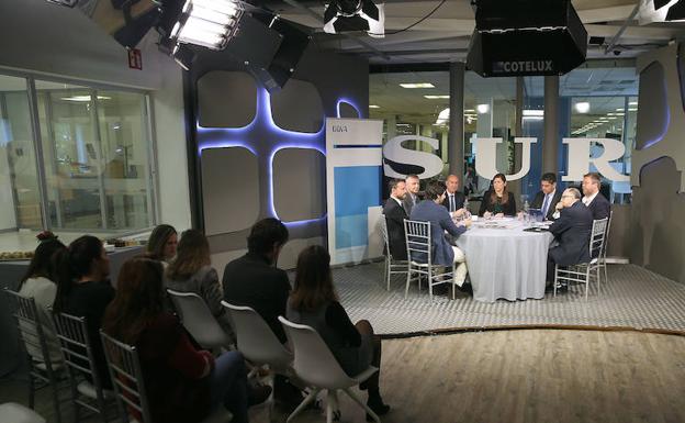 Los participantes y asistentes durante el debate celebrado el jueves en el periódico.