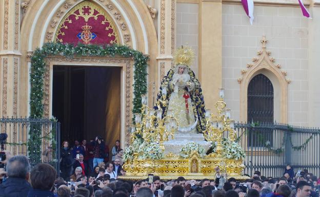 La Virgen de la Trinidad, sobre el trono de María Auxiliadora, saliendo de San Pablo.