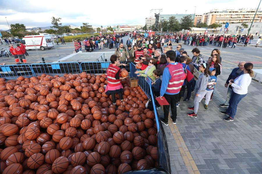 Las cuentas oficiales se quedaban en 6.558 personas botando el balón a la vez durante cinco minutos junto al Palacio de los Deportes José María Martín Carpena.
