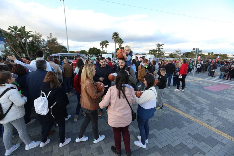 Las cuentas oficiales se quedaban en 6.558 personas botando el balón a la vez durante cinco minutos junto al Palacio de los Deportes José María Martín Carpena.