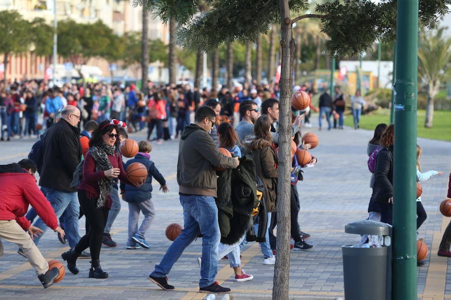 Las cuentas oficiales se quedaban en 6.558 personas botando el balón a la vez durante cinco minutos junto al Palacio de los Deportes José María Martín Carpena.