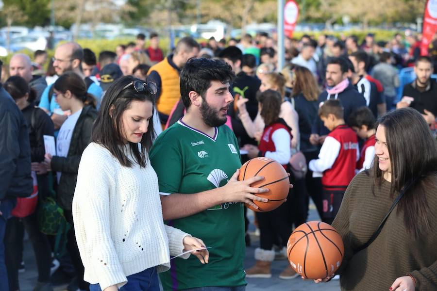 Las cuentas oficiales se quedaban en 6.558 personas botando el balón a la vez durante cinco minutos junto al Palacio de los Deportes José María Martín Carpena.