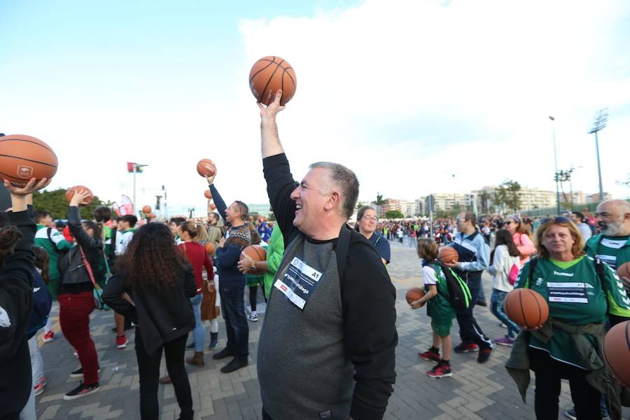 Las cuentas oficiales se quedaban en 6.558 personas botando el balón a la vez durante cinco minutos junto al Palacio de los Deportes José María Martín Carpena.