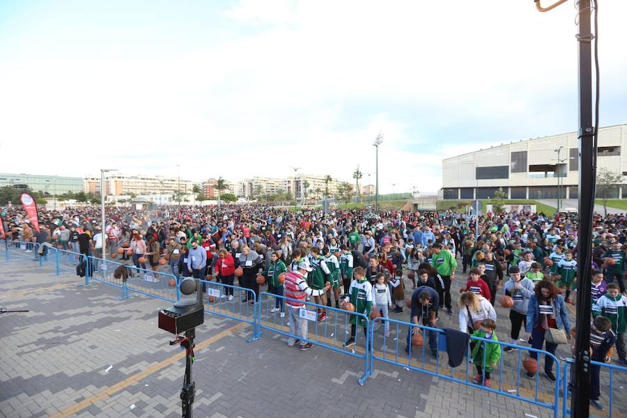 Las cuentas oficiales se quedaban en 6.558 personas botando el balón a la vez durante cinco minutos junto al Palacio de los Deportes José María Martín Carpena.