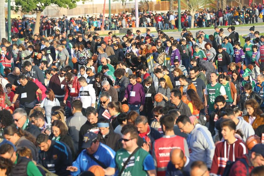 Las cuentas oficiales se quedaban en 6.558 personas botando el balón a la vez durante cinco minutos junto al Palacio de los Deportes José María Martín Carpena.