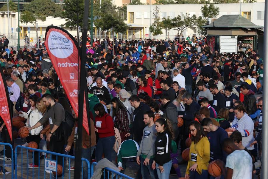 Las cuentas oficiales se quedaban en 6.558 personas botando el balón a la vez durante cinco minutos junto al Palacio de los Deportes José María Martín Carpena.