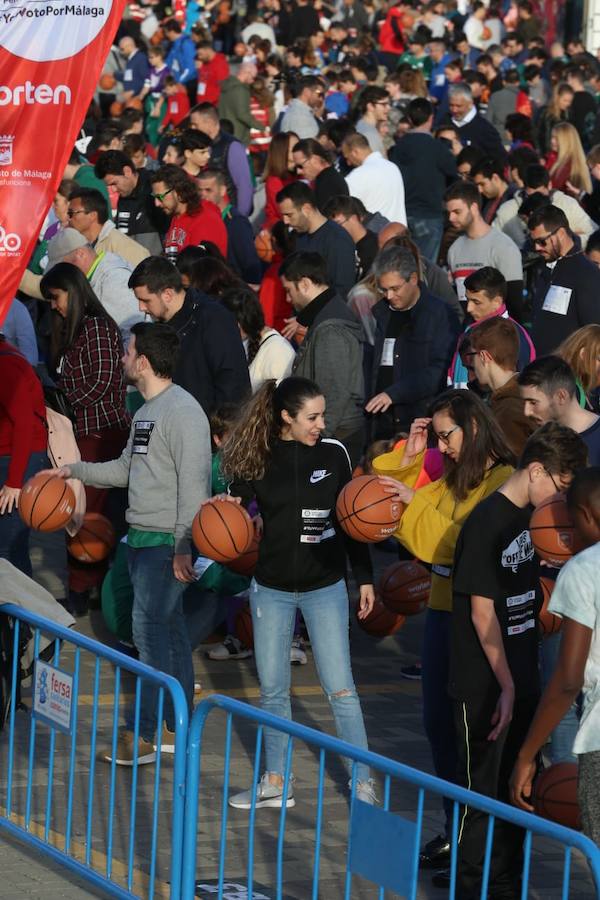 Las cuentas oficiales se quedaban en 6.558 personas botando el balón a la vez durante cinco minutos junto al Palacio de los Deportes José María Martín Carpena.