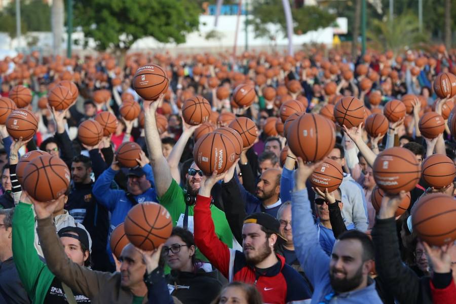 Las cuentas oficiales se quedaban en 6.558 personas botando el balón a la vez durante cinco minutos junto al Palacio de los Deportes José María Martín Carpena.
