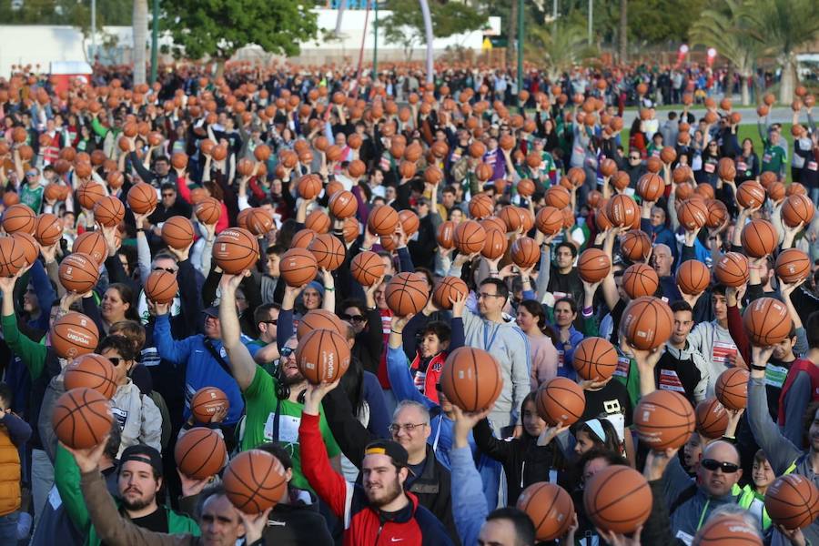 Las cuentas oficiales se quedaban en 6.558 personas botando el balón a la vez durante cinco minutos junto al Palacio de los Deportes José María Martín Carpena.