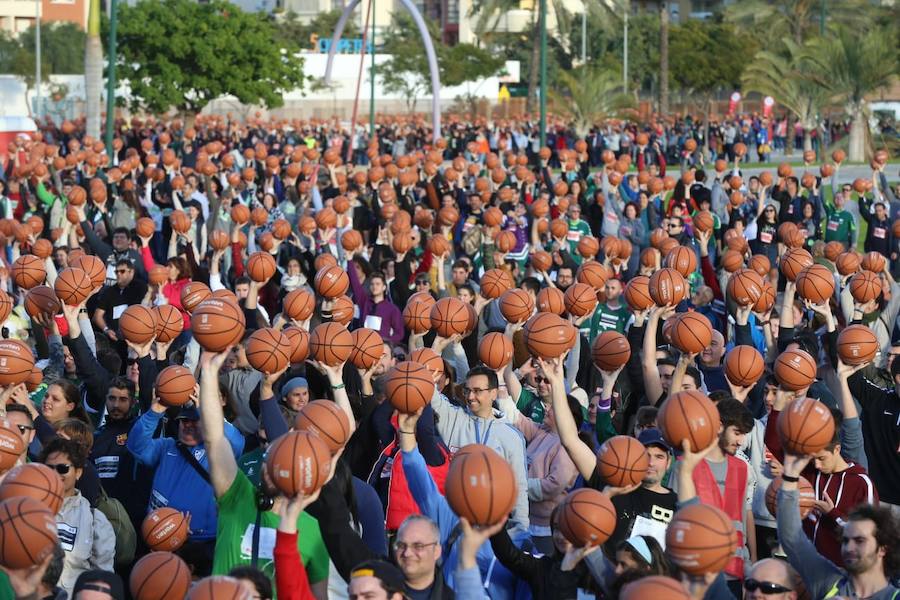 Las cuentas oficiales se quedaban en 6.558 personas botando el balón a la vez durante cinco minutos junto al Palacio de los Deportes José María Martín Carpena.