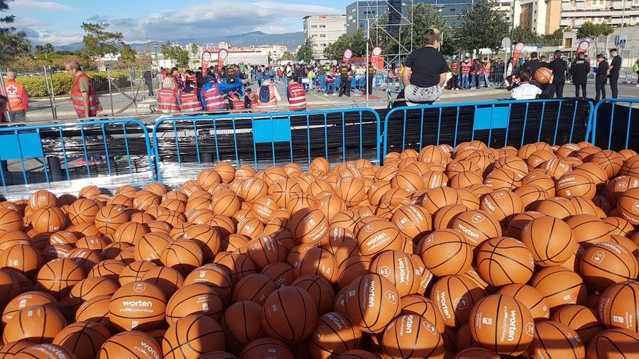 Las cuentas oficiales se quedaban en 6.558 personas botando el balón a la vez durante cinco minutos junto al Palacio de los Deportes José María Martín Carpena.