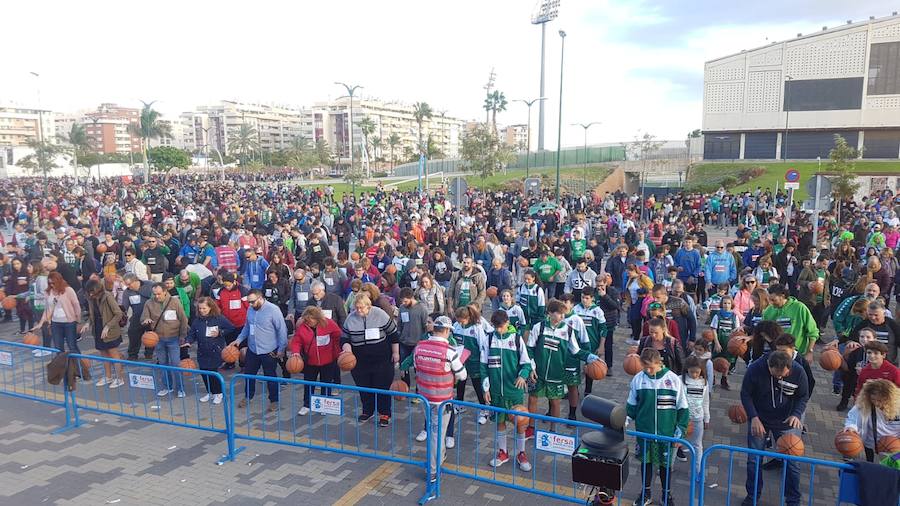 Las cuentas oficiales se quedaban en 6.558 personas botando el balón a la vez durante cinco minutos junto al Palacio de los Deportes José María Martín Carpena.